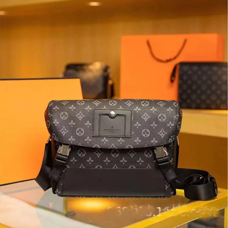 Size 36x6x25cm luxury designers mens Shoulder bags Purses Classic fashion men messenger bags Leather cross body bag school bookbag should crossbody bag Cover 9907, Black flower
Size 36x6x25cm luxury designers mens Shoulder bags Purses Classic fashion men messenger bags Leather cross body bag school bookbag should crossbody bag Cover 9907, Black flower