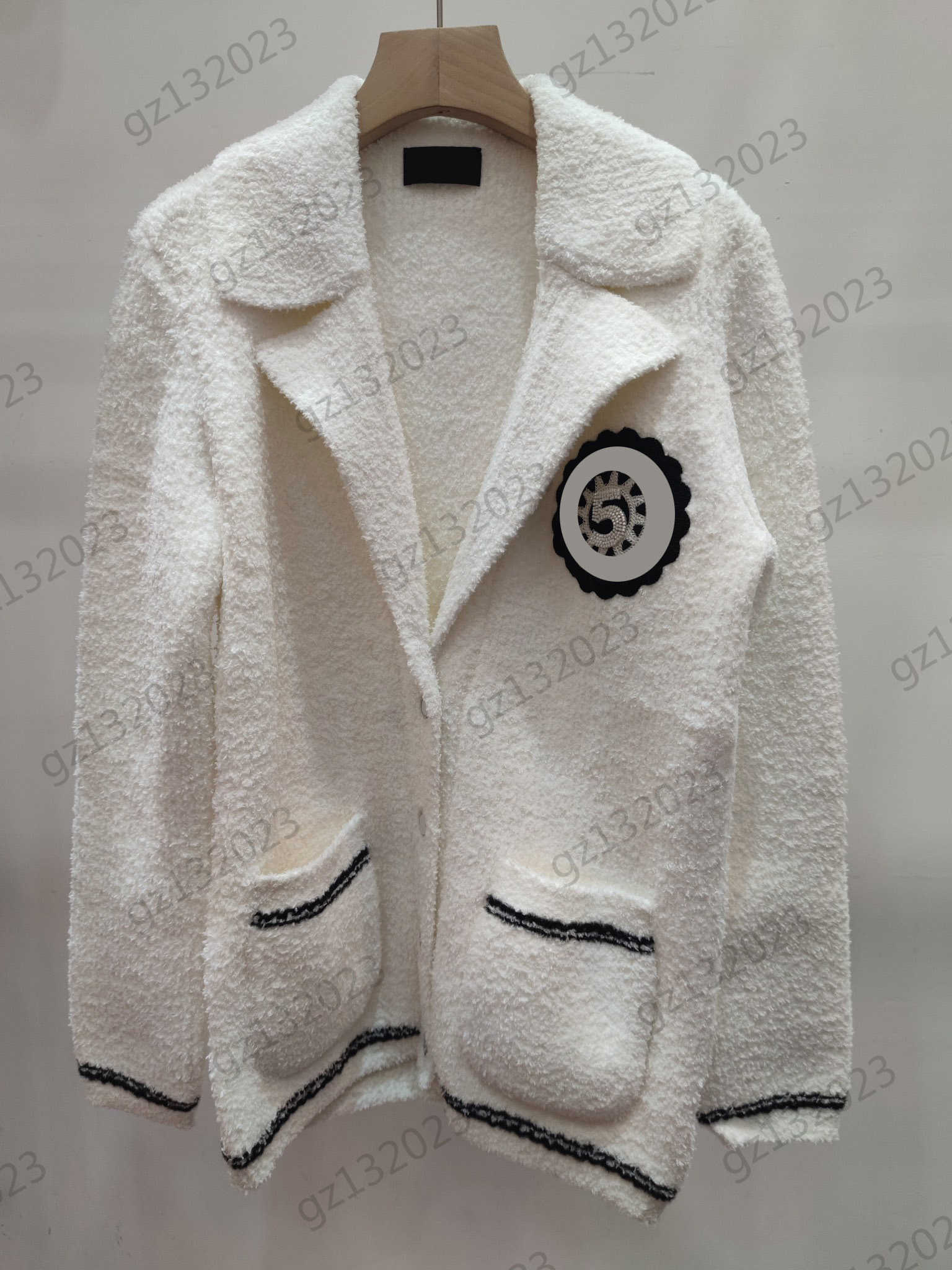Jacket Womens Chest Sunflower Badge Lapel Pocket Long Sleeve Jackets Button Open Pure Wool Material Warm Coats Simple Commuting Style Women Clothing
Jacket Womens Chest Sunflower Badge Lapel Pocket Long Sleeve Jackets Button Open Pure Wool Material Warm Coats Simple Commuting Style Women Clothing