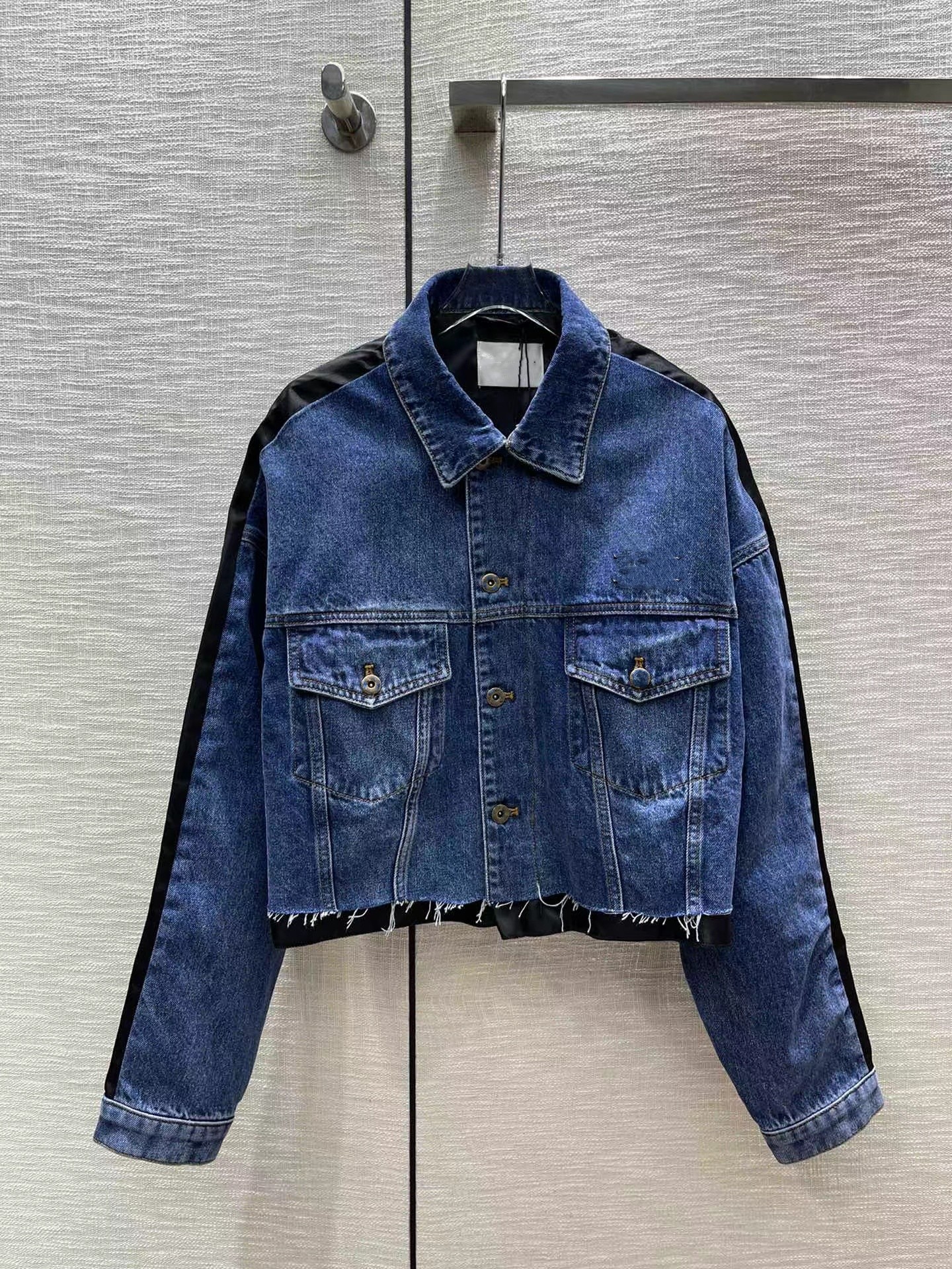 Milan Runway Jackets 2023 New Spring Lapel Neck Long Sleeve Panelled Women' Designer Sweaters Brand Same Style Outerwear 1228-4, Contrast color
Milan Runway Jackets 2023 New Spring Lapel Neck Long Sleeve Panelled Women' Designer Sweaters Brand Same Style Outerwear 1228-4, Contrast color