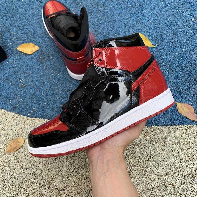 Jumpman High OG 1 Bred patent Basketball Shoes Red Black Running Trainers Fashion Designer Sneakers University 1s Hyper Royal Outdoor s Rixg, Black/red
Jumpman High OG 1 Bred patent Basketball Shoes Red Black Running Trainers Fashion Designer Sneakers University 1s Hyper Royal Outdoor s Rixg, Black/red