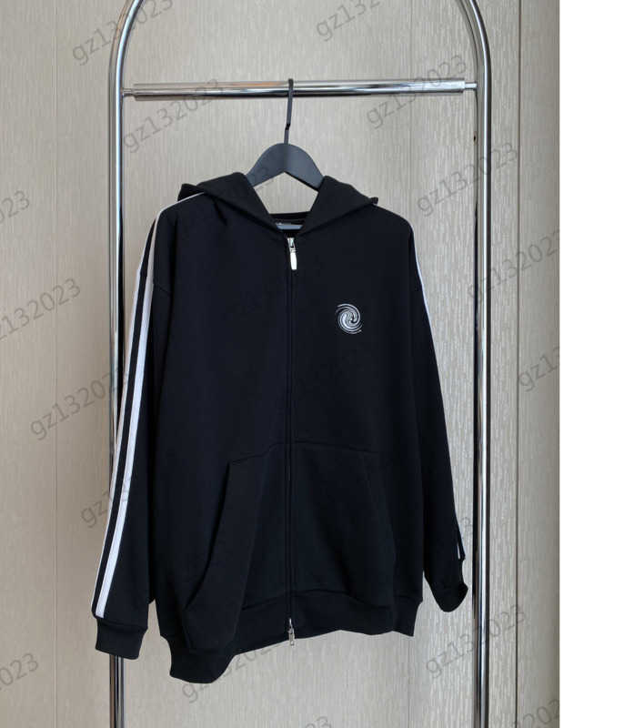 Designer Jacket Women Logo Embroidered Striped Long-sleeved Zipper Hooded Jackets Silhouette Drop Shoulder Design Sports Casual Outerwear Womens Coat 1970
Designer Jacket Women Logo Embroidered Striped Long-sleeved Zipper Hooded Jackets Silhouette Drop Shoulder Design Sports Casual Outerwear Womens Coat 1970
