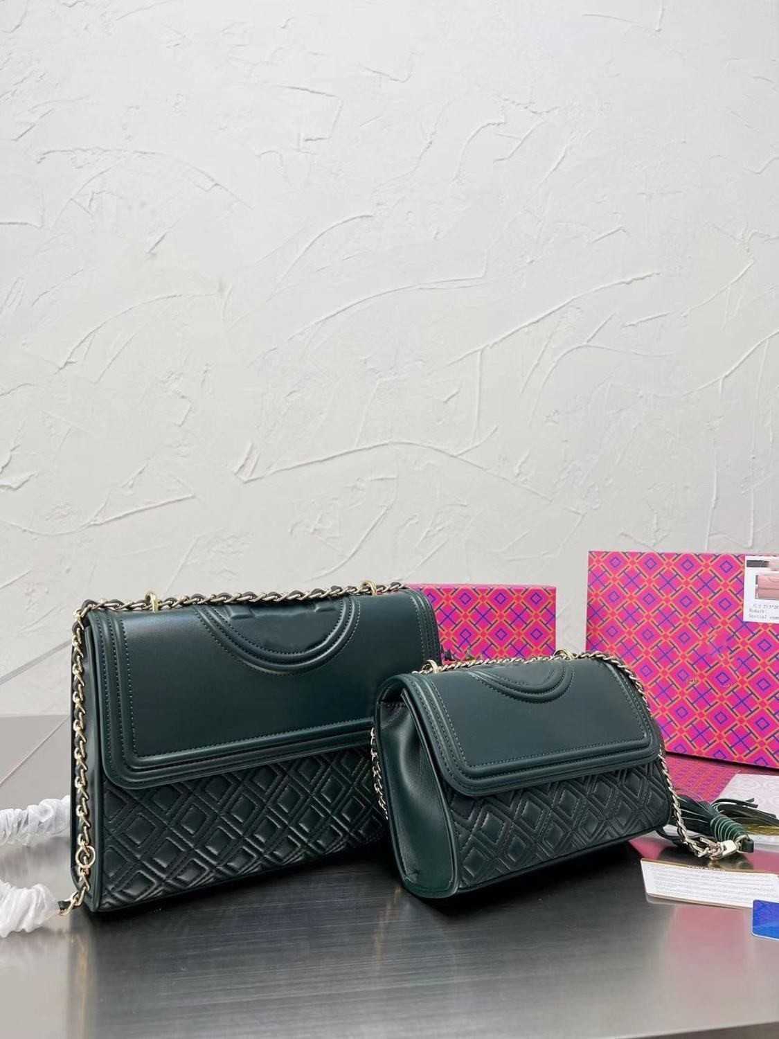 Women's Luxury Designer Crossbody Bags Shoulder Bag Tote New Fashion Texture Leather Portable One Shoulders Messenger bags Gift Box Packaging Factory Direct Sales, Red gift box packing
Women's Luxury Designer Crossbody Bags Shoulder Bag Tote New Fashion Texture Leather Portable One Shoulders Messenger bags Gift Box Packaging Factory Direct Sales, Red gift box packing
