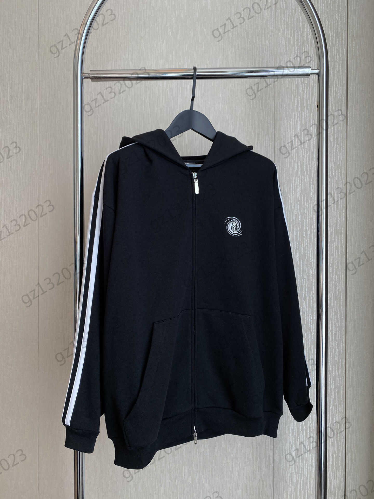 Designer Jacket Women Logo Embroidered Striped Long-sleeved Zipper Hooded Jackets Silhouette Drop Shoulder Design Sports Casual Outerwear Womens Coat
Designer Jacket Women Logo Embroidered Striped Long-sleeved Zipper Hooded Jackets Silhouette Drop Shoulder Design Sports Casual Outerwear Womens Coat