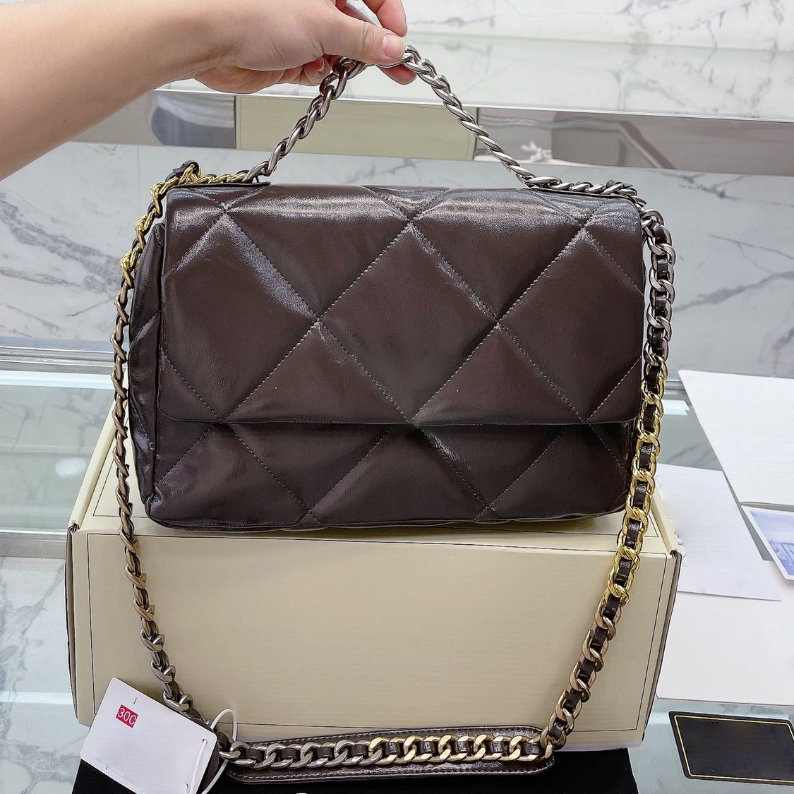 30CM Vintage Oilwax Calfskin 19 Maxi Totes Bags Classic Quilted Silver Turnbuckle Chain Handle Matelasse Cross Large Capacity Women Luxury Handbags With Pouch, Box
30CM Vintage Oilwax Calfskin 19 Maxi Totes Bags Classic Quilted Silver Turnbuckle Chain Handle Matelasse Cross Large Capacity Women Luxury Handbags With Pouch, Box
