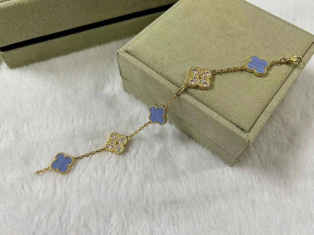 Luxury V brand clover designer charm bracelets for women 18k gold white red blue mother of pearl sweet 4 leaf shining crystal diamond love bracelet jewelry
Luxury V brand clover designer charm bracelets for women 18k gold white red blue mother of pearl sweet 4 leaf shining crystal diamond love bracelet jewelry