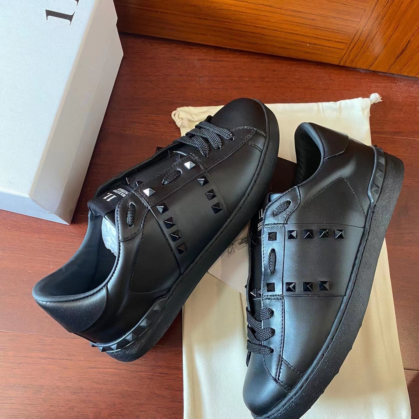 50% off Italy Handmade Designer Shoe Rock stud 11 Open Sneakers Rubber Sole Embossed Rubber White Platinum-finish Studs Rivets Bronze Shoes for Men Women
50% off Italy Handmade Designer Shoe Rock stud 11 Open Sneakers Rubber Sole Embossed Rubber White Platinum-finish Studs Rivets Bronze Shoes for Men Women