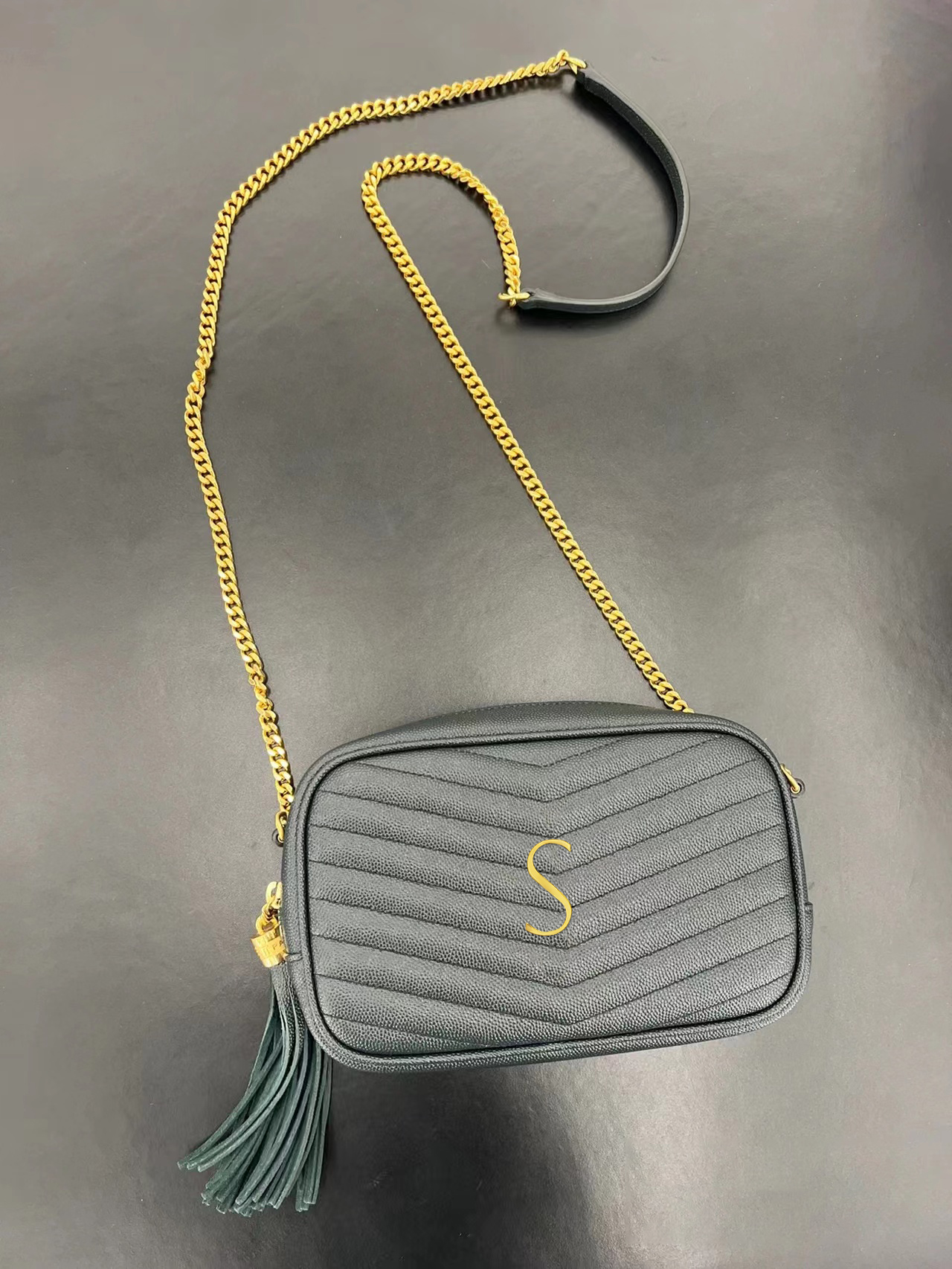 Women's mens LOU camera tassel quilted Bag Classic Genuine Leather metal chain handbags Luxury Designer tote shoulder strap famous clutch Crossbody caviar Bags, Red black
Women's mens LOU camera tassel quilted Bag Classic Genuine Leather metal chain handbags Luxury Designer tote shoulder strap famous clutch Crossbody caviar Bags, Red black
