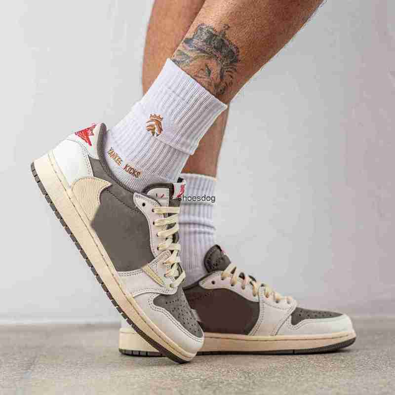 Released Travis Scotts Reverse Mocha Shoes 1 Low OG SP Sail University Red Ridgerock Cactus Jack Fragment Men's Women Sports Sneakers With
Released Travis Scotts Reverse Mocha Shoes 1 Low OG SP Sail University Red Ridgerock Cactus Jack Fragment Men's Women Sports Sneakers With