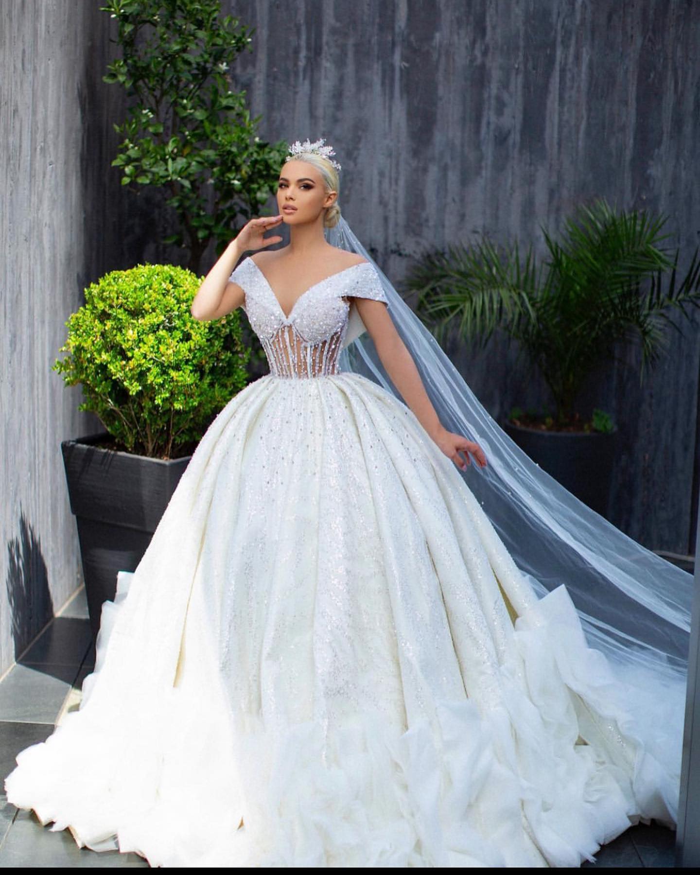 Elegant Diamond Crystal Dubai Ball Gown Wedding Dress Illusion Off Shoulder Sequined Saudi Arabic Bridal Gowns