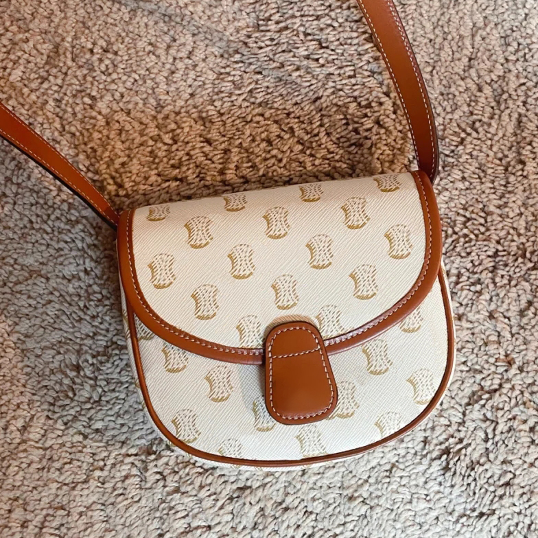 Women's men flap tote TEEN Shoulder Bag TRIOMPHE BESACE metal sign Genuine Leather Luxurys Designer clutch fashion crossbody Adjustable straps Evening handbag Bags, White
Women's men flap tote TEEN Shoulder Bag TRIOMPHE BESACE metal sign Genuine Leather Luxurys Designer clutch fashion crossbody Adjustable straps Evening handbag Bags, White