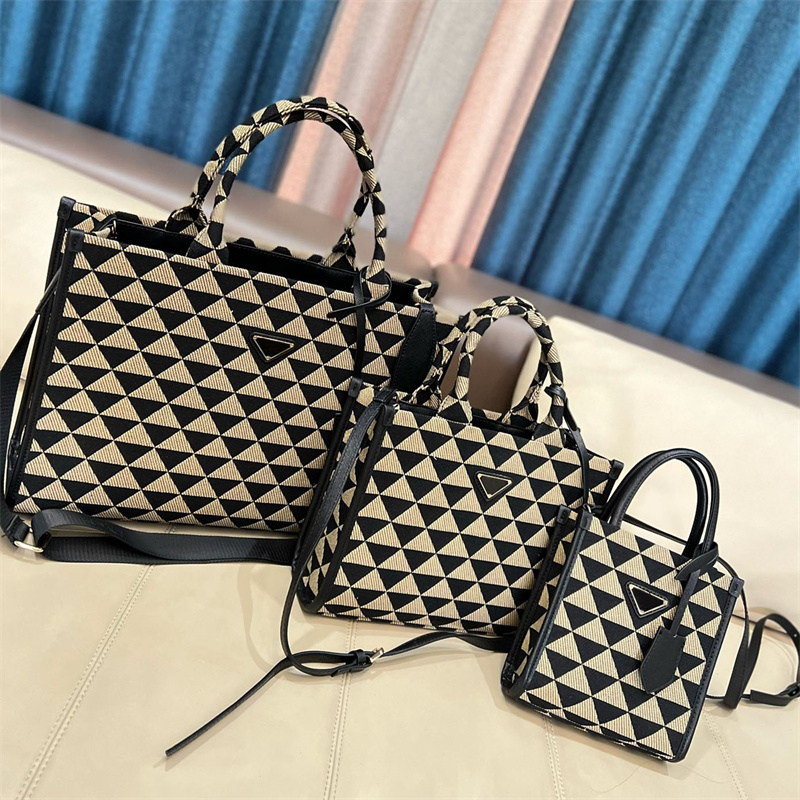 Designer Tote Bag Fashion Totes Women Men Canvas Shoulder Handbag 3 Size Letter Geometric Inverted Triangle Shopping Bags, 18*19cm
Designer Tote Bag Fashion Totes Women Men Canvas Shoulder Handbag 3 Size Letter Geometric Inverted Triangle Shopping Bags, 18*19cm