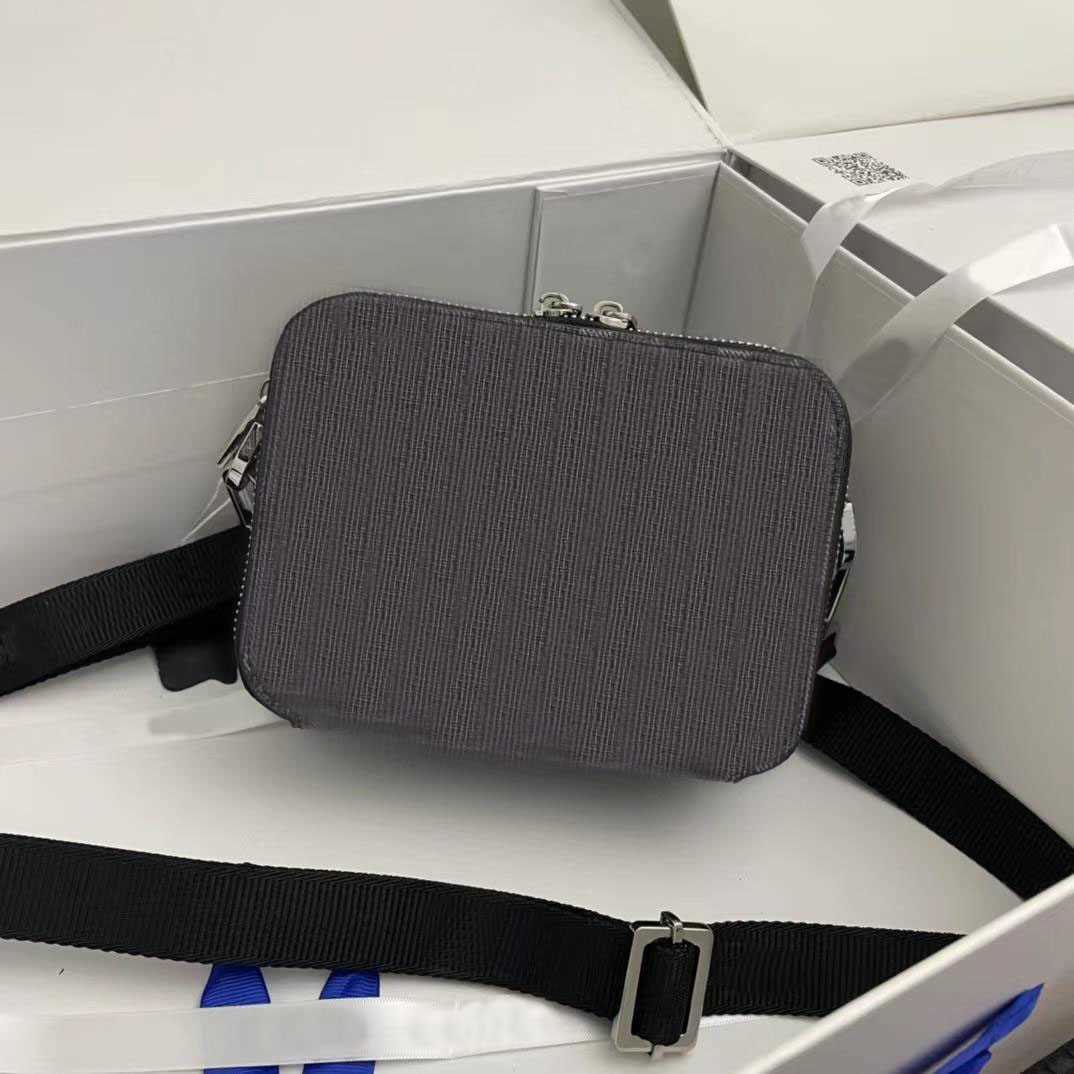 90Luxurys Designers Bag 17 exquisite and elegant Messenger Bags sewing line shape all reflect the texture Simple stylish Vintage Canvas, Black grey-triangle geometric
90Luxurys Designers Bag 17 exquisite and elegant Messenger Bags sewing line shape all reflect the texture Simple stylish Vintage Canvas, Black grey-triangle geometric
