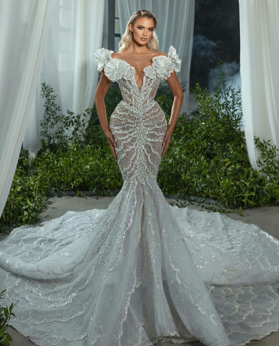 Luxury Mermaid Wedding Dresses Sleeveless V Neck Off Shoulder Shiny Lace Appliqued Pearls Beaded Sweep Hollow Boho Wedding Dress Bridal Gowns Sleeves 