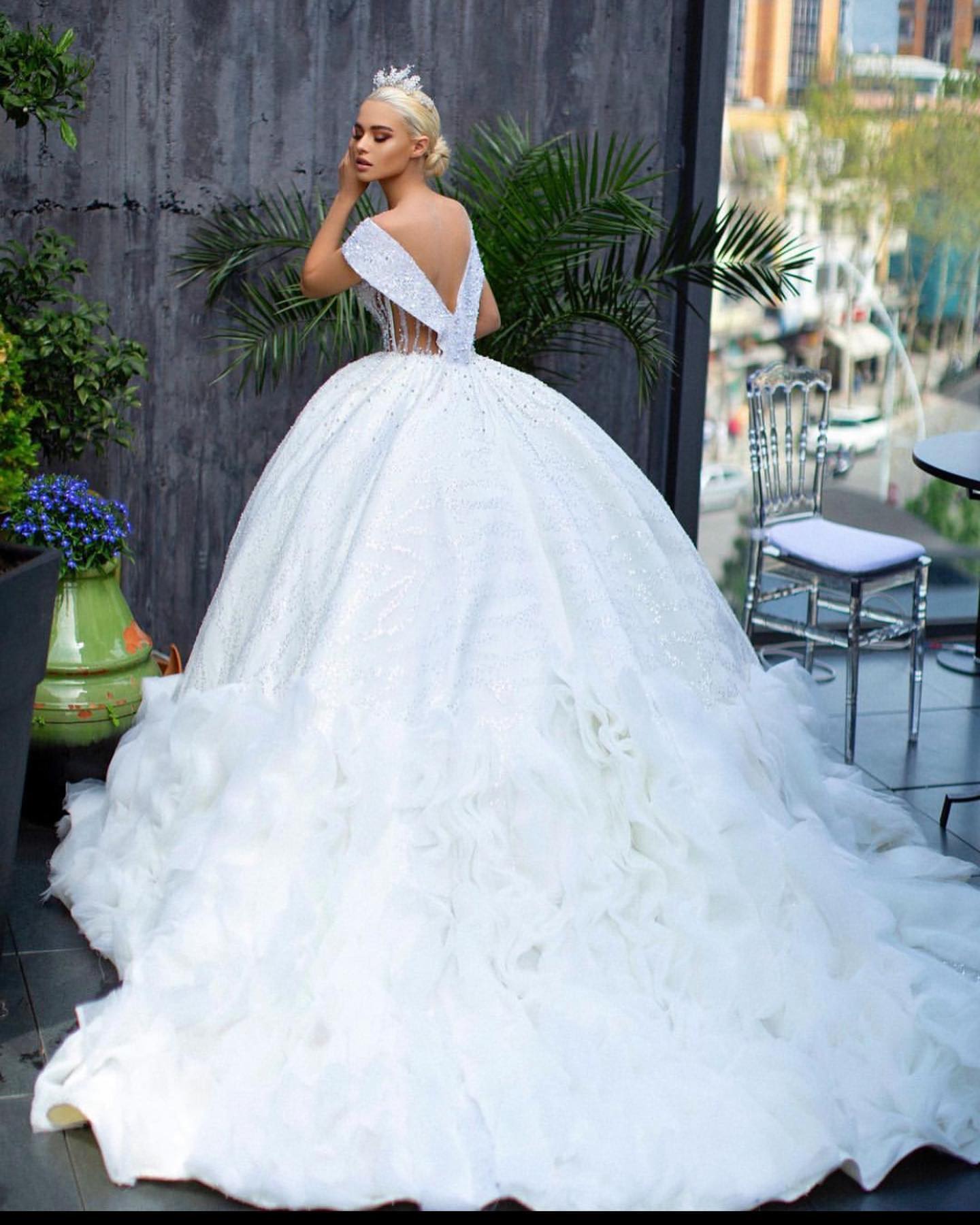 Elegant Diamond Crystal Dubai Ball Gown Wedding Dress Illusion Off Shoulder Sequined Saudi Arabic Bridal Gowns