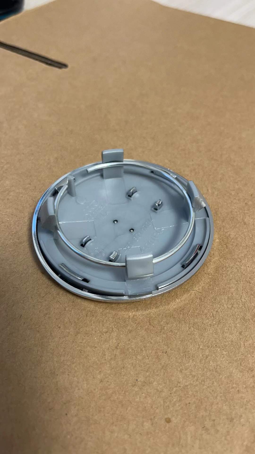 100pcs Car stying 69mm black/grey WHEEL Covers CENTER CAPS 4B0601170A 8D0601170 For A3 A4 A5 A6 A7 A8 TT S4 Q7 S6 S8 R8 A3 A4 A6 A8