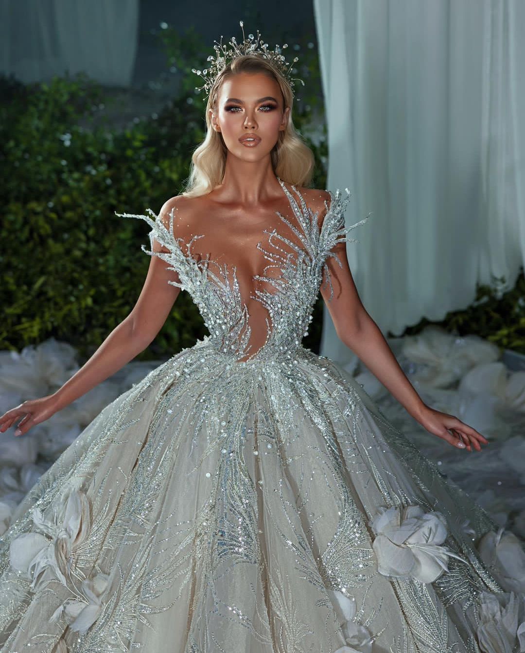 Luxury Ball Gown Wedding Dresses Deep V Neck Sleeveless Strapless Beads Applique Sequins 3D Lace Flowers Ruffles Sparkly Plus Size Formal Bridal Gowns