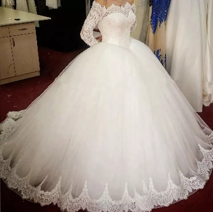 2023 Princess Ball Gown Wedding Dresses Off Shoulder Long Sleeves Gorgeous Lace Appliqued Floor Length Ivory Tulle Bridal Gowns Plus Size Bride Vestid