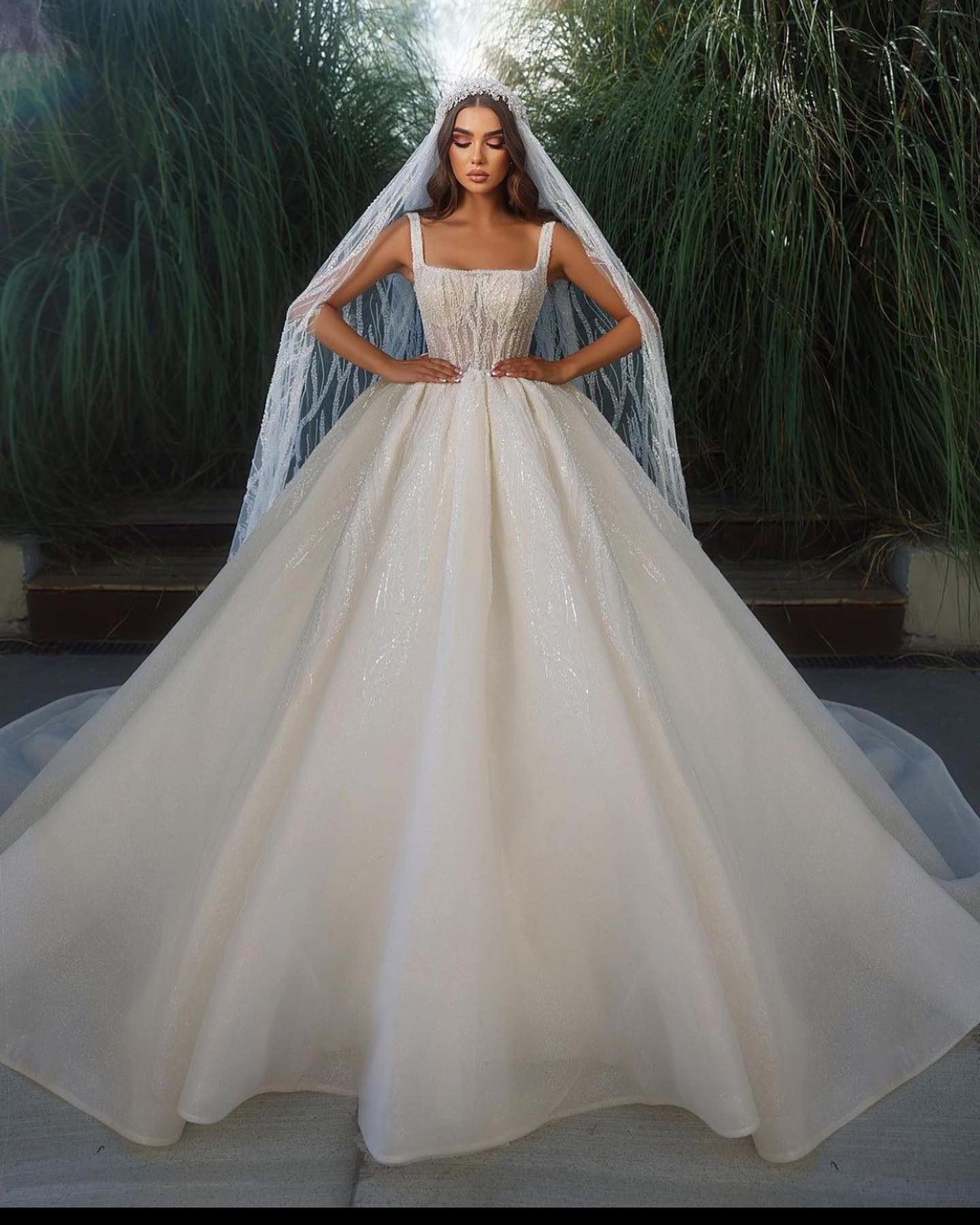 Elegant Lace Dubai Ball Gown Wedding Dress Illusion Spaghetti Straps Sequined Saudi Arabic Sweep Train Bridal Gowns