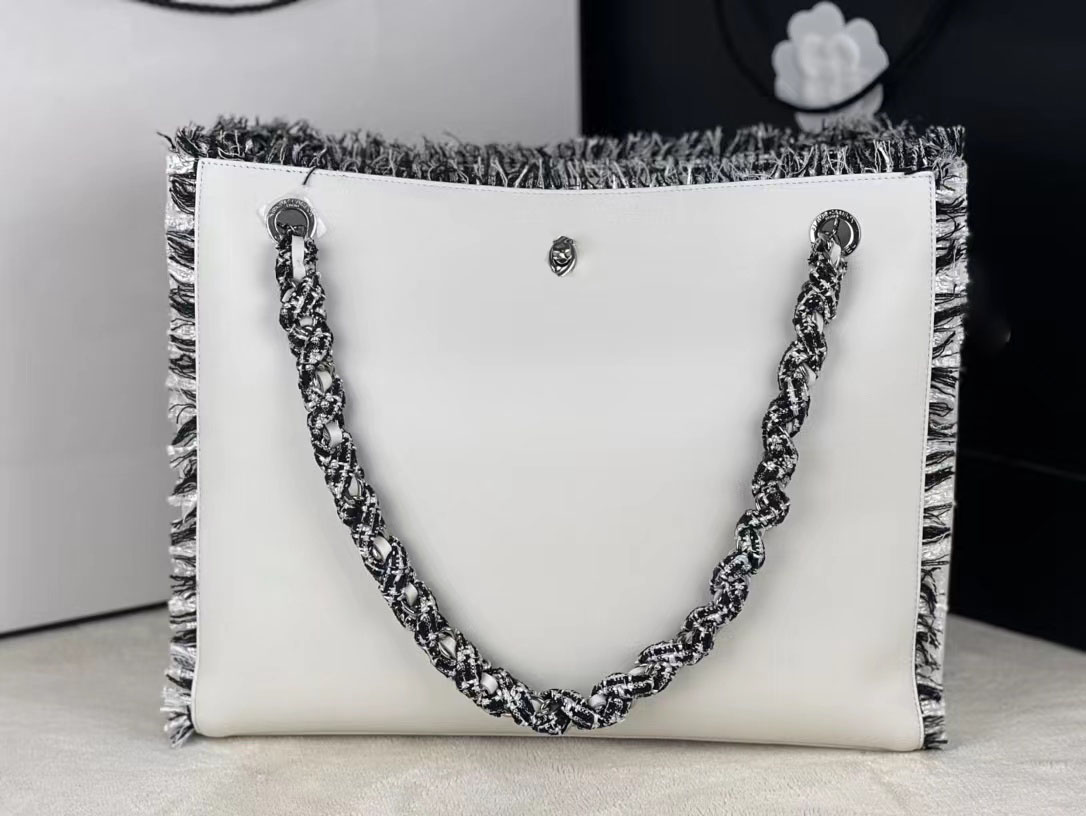 Big shopping bags 2023 Winter luxury handbag designer One shoulder bag leather wool chain large capacity Tote bag casual, White
Big shopping bags 2023 Winter luxury handbag designer One shoulder bag leather wool chain large capacity Tote bag casual, White