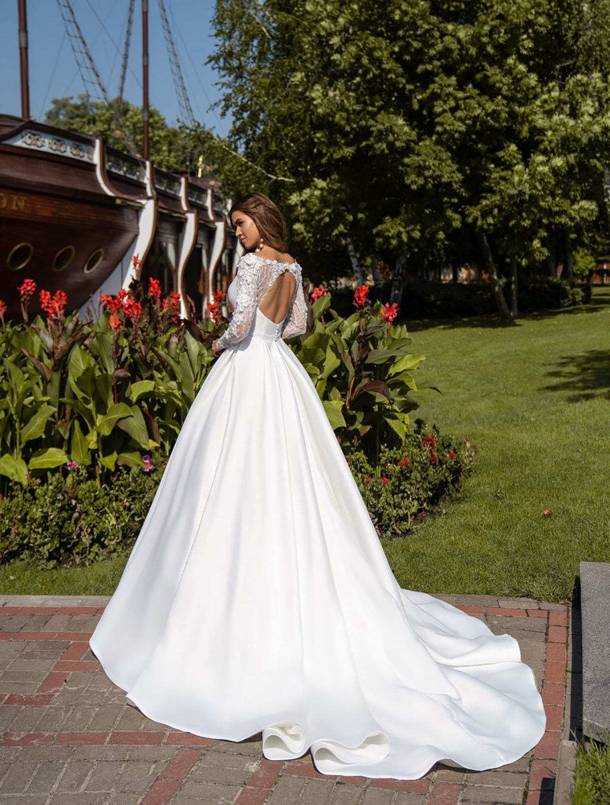 Elegant A-line Wedding Dresses Bateau Satin Long Lace Sleeves with Applicants Design on Waist Court Gown Dress Custom Made Plus Size Bridal Dress Vest