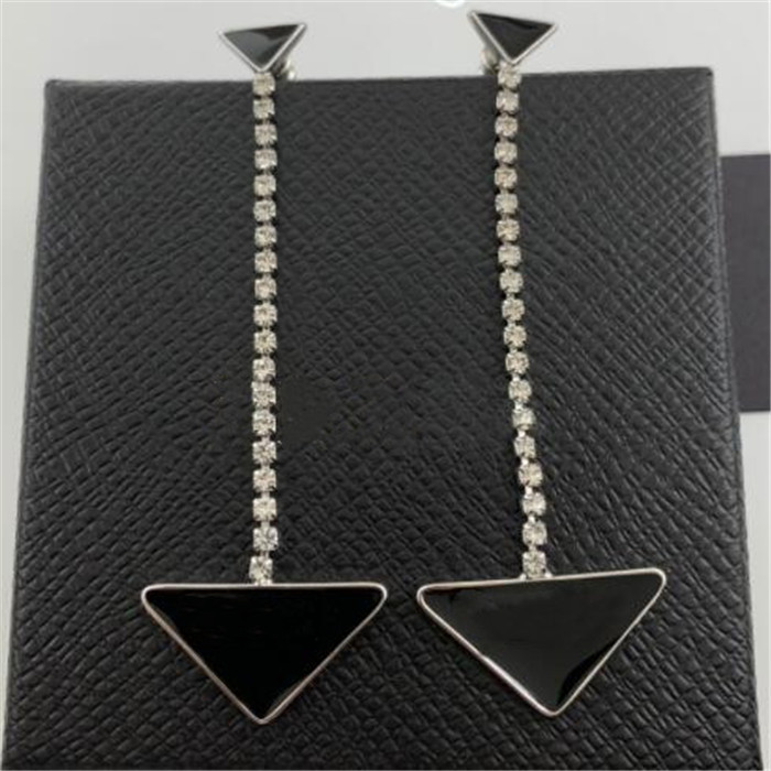 Women Triangle Letter Stud Earring Designer Classic Long Tassel Earrings Diamond Aretes Ladies Fashion Jewelry Accessories for Gift Party
Women Triangle Letter Stud Earring Designer Classic Long Tassel Earrings Diamond Aretes Ladies Fashion Jewelry Accessories for Gift Party