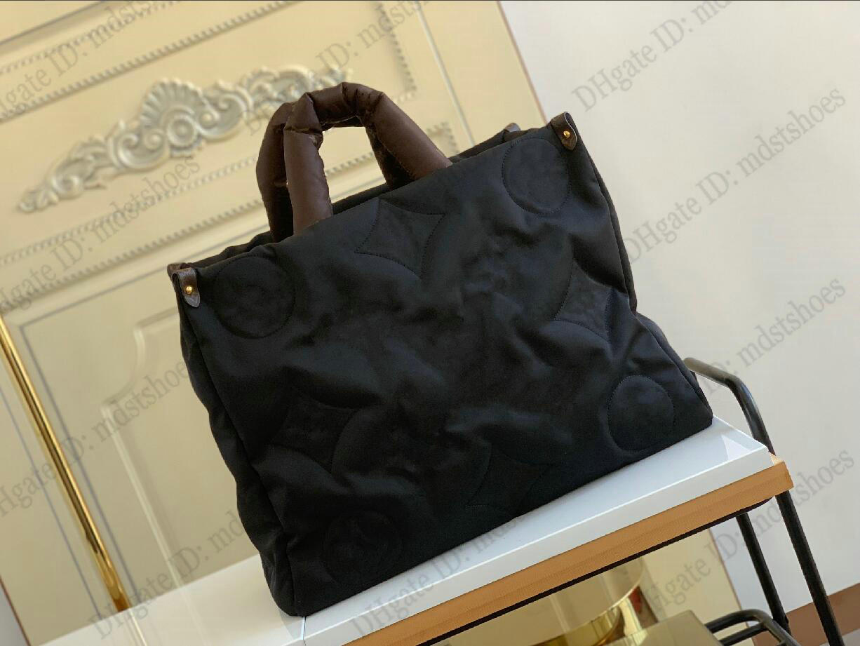M21053 Winter On the Go GM Tote Bag Econyl Regenerated Nylon Womens Designers Handbag Monograms Soulder Bag
M21053 Winter On the Go GM Tote Bag Econyl Regenerated Nylon Womens Designers Handbag Monograms Soulder Bag