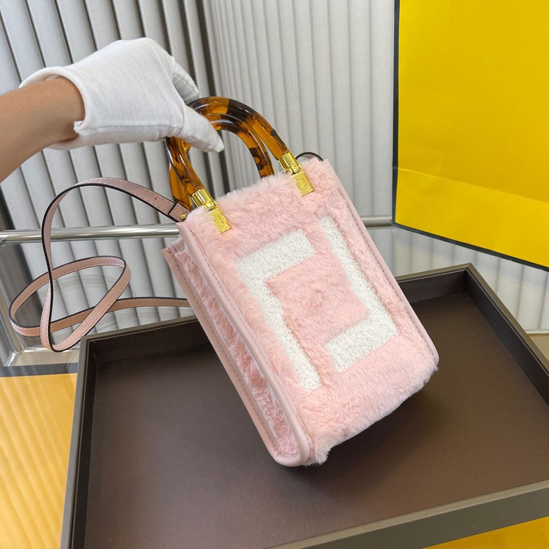 Classic Sunshine Woman Mini Shoulder Bags Handbags Italy Roma Brand 5A Quality Lambswool Plexiglass Handle Totes Lady Crossbody Bag Luxury Designer Bag 18CM, Pink
Classic Sunshine Woman Mini Shoulder Bags Handbags Italy Roma Brand 5A Quality Lambswool Plexiglass Handle Totes Lady Crossbody Bag Luxury Designer Bag 18CM, Pink