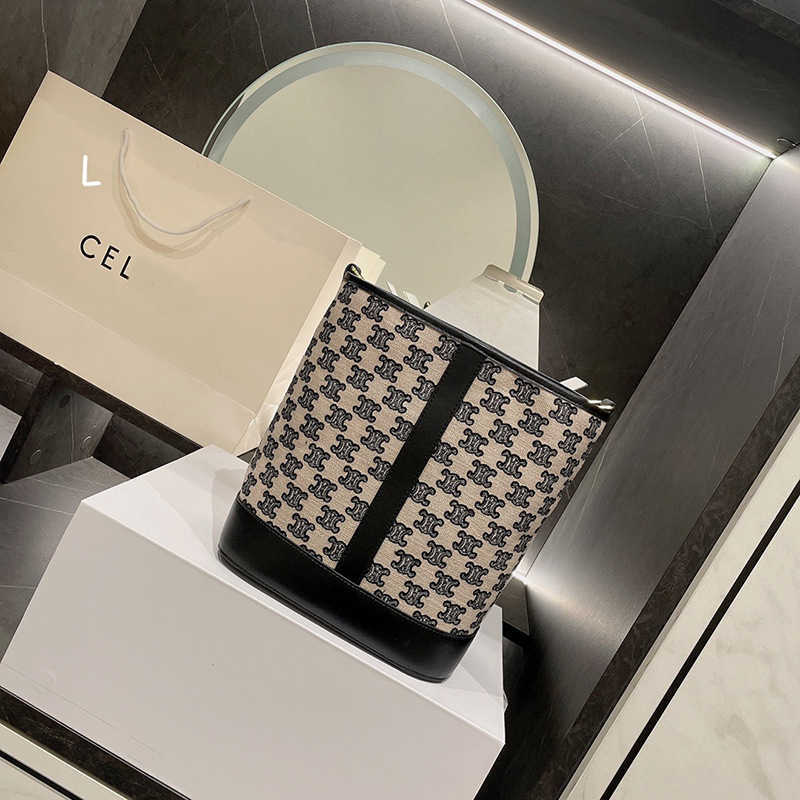 Handbags Cell Fashion Line 2022 New Black White Single Shoulder Diagonal Bag Lisa triumph Arch Bucket triomph Handbag Large Capacity Carry Genuine Leather Shopping, Huabai
Handbags Cell Fashion Line 2022 New Black White Single Shoulder Diagonal Bag Lisa triumph Arch Bucket triomph Handbag Large Capacity Carry Genuine Leather Shopping, Huabai