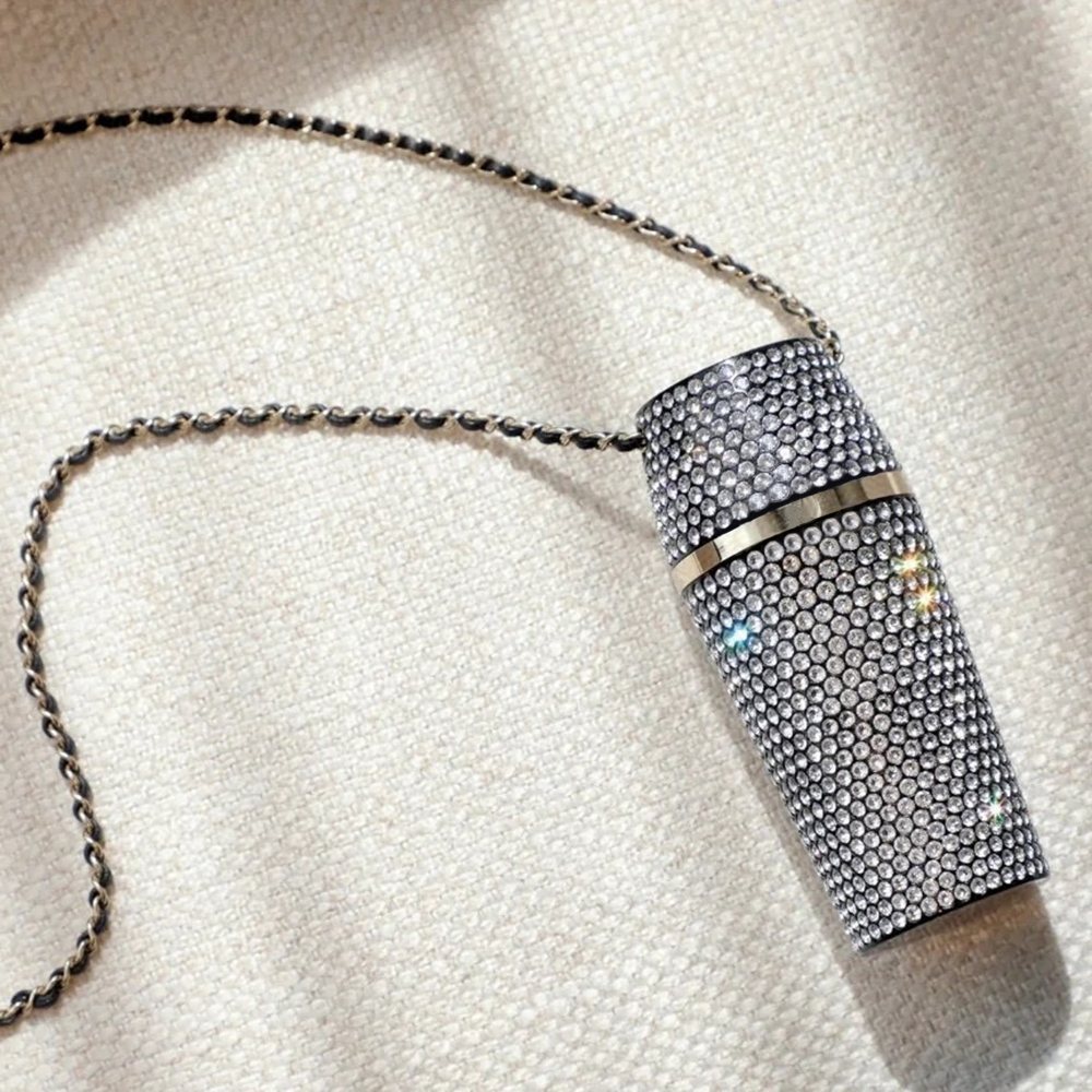 2022 Hot Brand Pendant Necklaces Fashion Jewelry Women Vintage Black Leather Gold Long Chain Lipstick Bag Pendant Necklace Party Fine Quality
2022 Hot Brand Pendant Necklaces Fashion Jewelry Women Vintage Black Leather Gold Long Chain Lipstick Bag Pendant Necklace Party Fine Quality