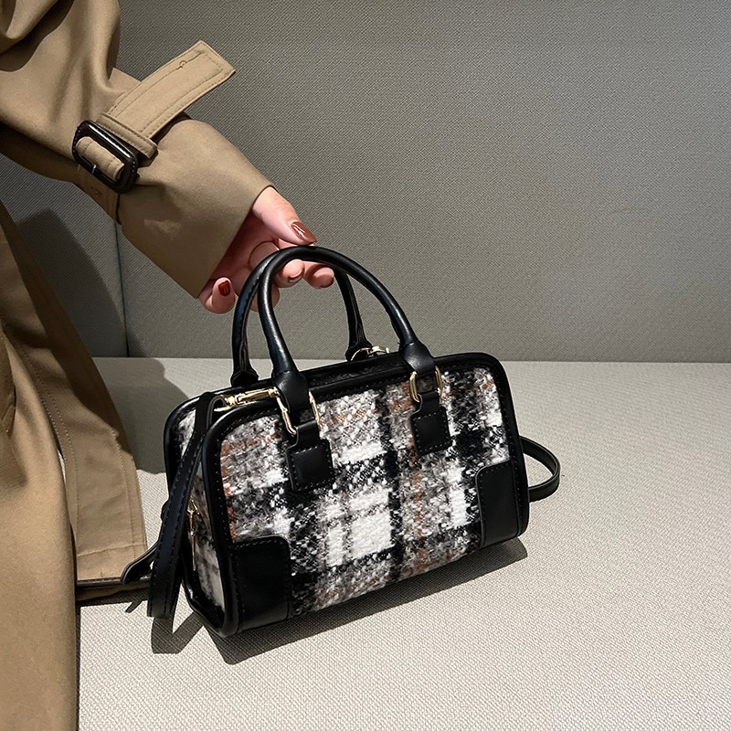 Women Inclined Shoulder Bags Fashion casual Womens Bag Small Handbag Totes High-capacity PU leather Large volume wholesale Girl Mobile Phone Bag Black 6536
Women Inclined Shoulder Bags Fashion casual Womens Bag Small Handbag Totes High-capacity PU leather Large volume wholesale Girl Mobile Phone Bag Black 6536