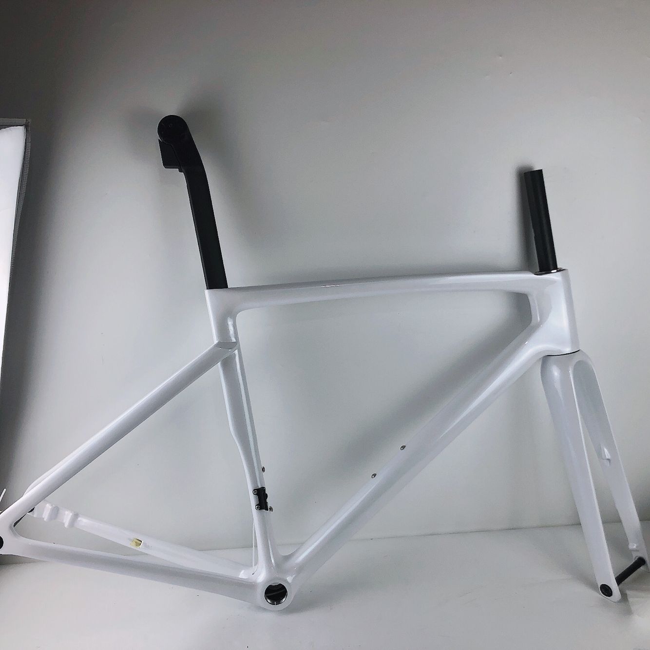 Frame Super ultralight carbon fiber bike SL 7 frameset disc brake with threaded BSA bottom bracket 2023 latest mold and paint, Customize
Frame Super ultralight carbon fiber bike SL 7 frameset disc brake with threaded BSA bottom bracket 2023 latest mold and paint, Customize