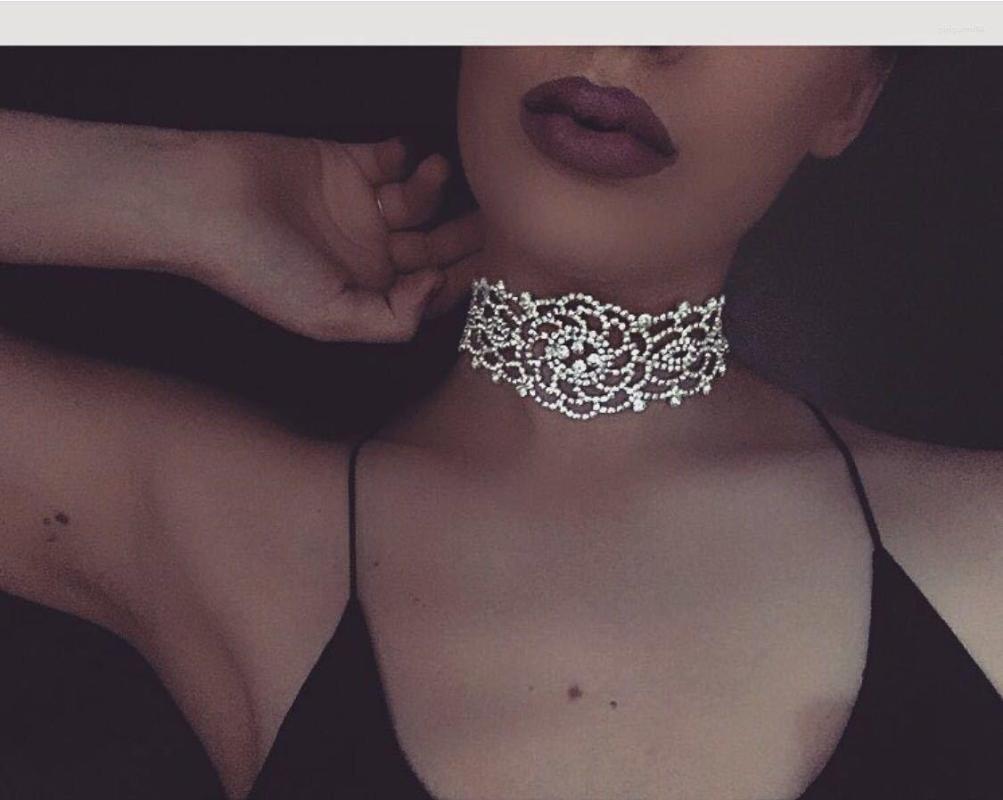 Choker Sexy Luxury Hollow Rhinestone Crystal Necklace Elegant Wedding Jewelry Accessories For Women
Choker Sexy Luxury Hollow Rhinestone Crystal Necklace Elegant Wedding Jewelry Accessories For Women