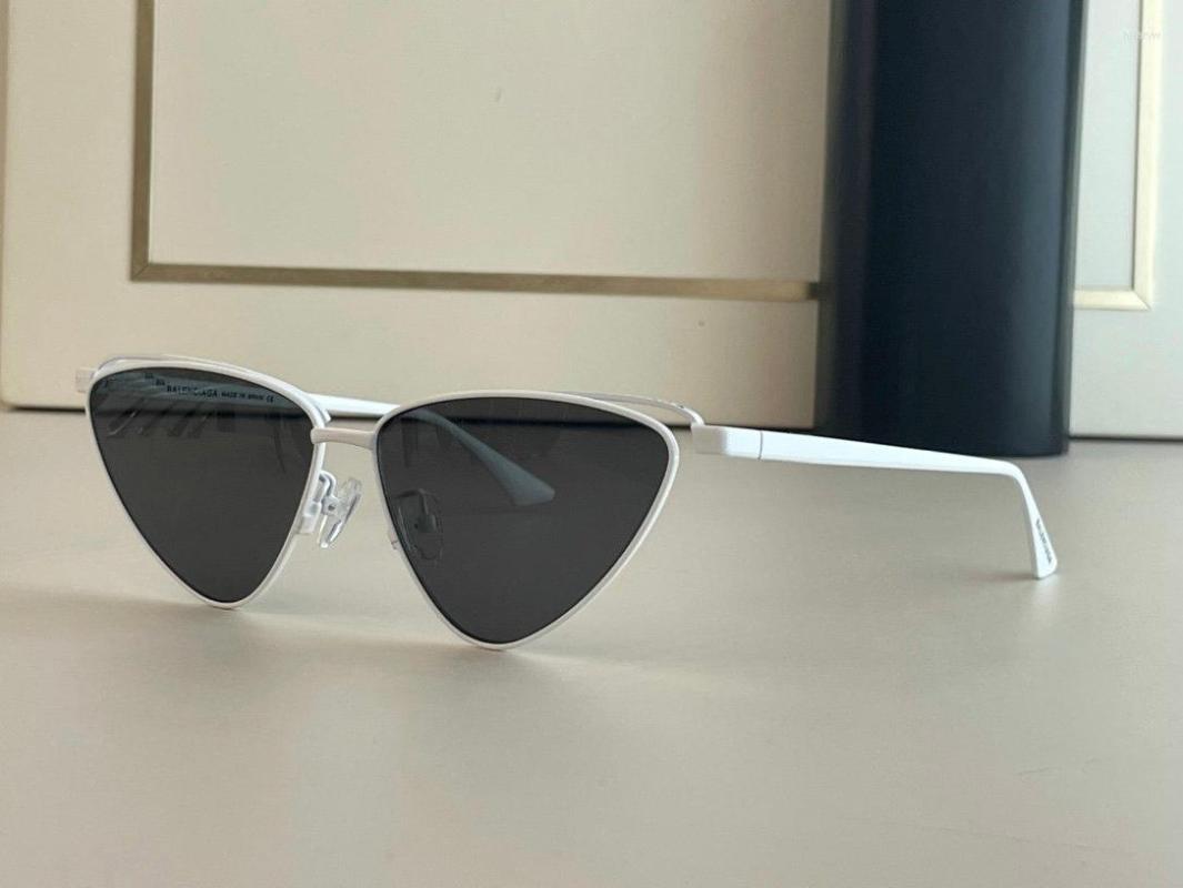 Sunglasses 20222 Designer Fashion Triangle For Women And Men Shield Metal Frame Elegant
Sunglasses 20222 Designer Fashion Triangle For Women And Men Shield Metal Frame Elegant
