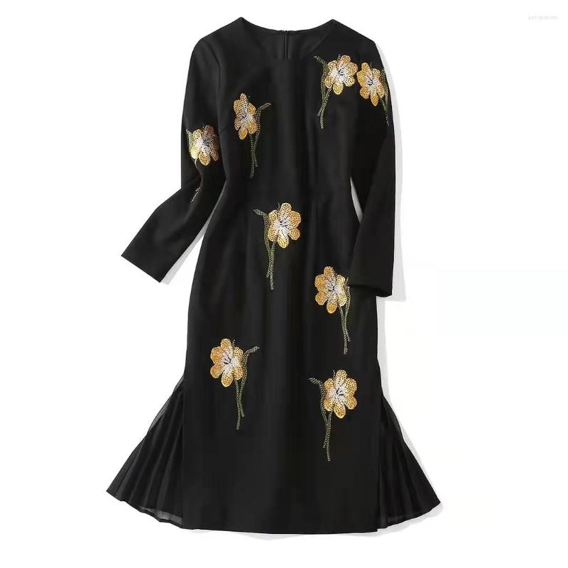 Casual Dresses European And American Women' Wear Autumn 2022 Long Sleeve Flower Embroidery Fashion Round Collar Black Fishtail Dress
Casual Dresses European And American Women' Wear Autumn 2022 Long Sleeve Flower Embroidery Fashion Round Collar Black Fishtail Dress