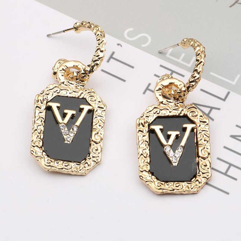 Womens Crystal Earrings Ear Stud Women Designer Brand Letter Elegance Temperament Simple Ladies Wedding Party Jewelry Accessories
Womens Crystal Earrings Ear Stud Women Designer Brand Letter Elegance Temperament Simple Ladies Wedding Party Jewelry Accessories