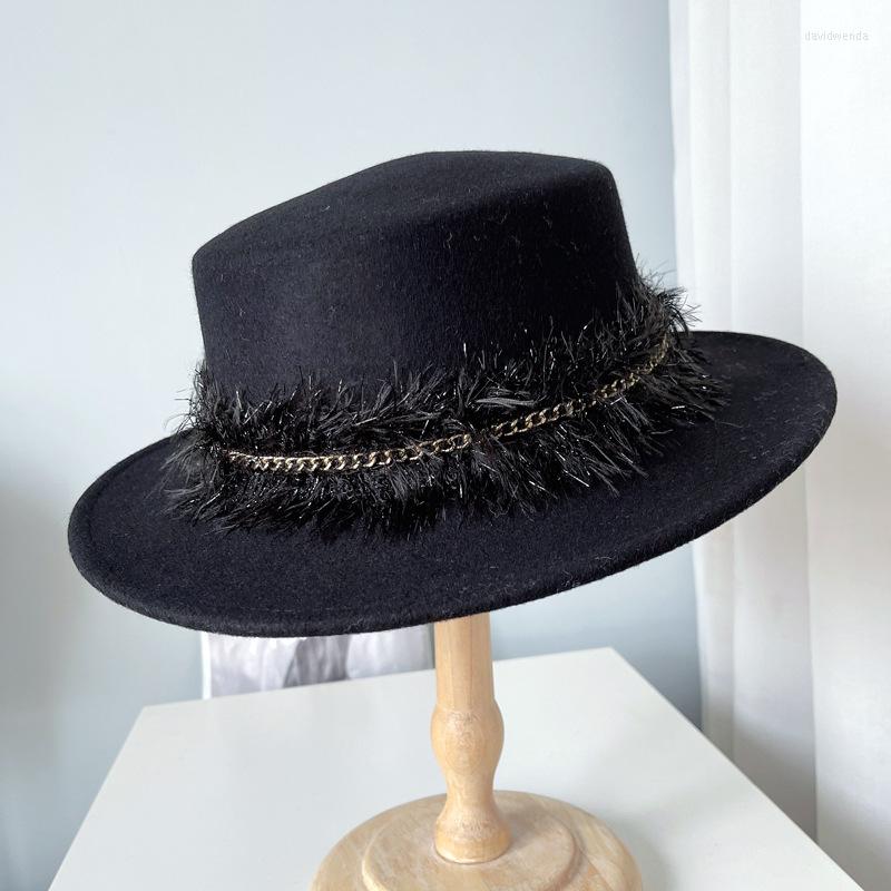 Berets Black White Cap Female British Wool Hat Fashion Party Flat Top Chain Strap Feathers Fedoras Women Street Shooting Luxury
Berets Black White Cap Female British Wool Hat Fashion Party Flat Top Chain Strap Feathers Fedoras Women Street Shooting Luxury