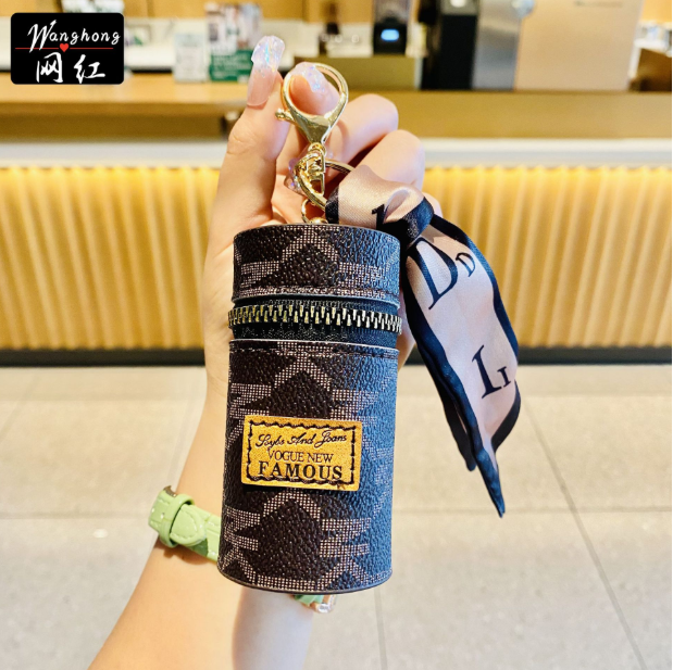 Luxury Leather Bucket Lipstick Bag Silk Scarf Keychain Exquisite Personalized Storage Bag Pendant Women Accessories Keyring Gift
Luxury Leather Bucket Lipstick Bag Silk Scarf Keychain Exquisite Personalized Storage Bag Pendant Women Accessories Keyring Gift
