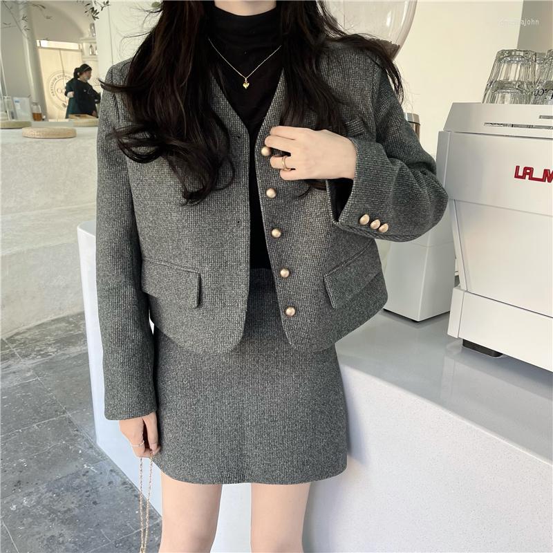 Women' Suits WDMSNA Long Sleeve Loose Suit Jacket Women Fall Korean Short Blazer V-Neck Single Breasted Mujer De Moda 2022, Gray skirt
Women' Suits WDMSNA Long Sleeve Loose Suit Jacket Women Fall Korean Short Blazer V-Neck Single Breasted Mujer De Moda 2022, Gray skirt