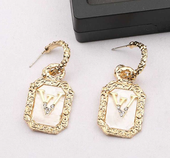 Quality Crystal Earrings Stud Female Letter Elegant Contemporary Simple Charm Female Wedding Jewelry
Quality Crystal Earrings Stud Female Letter Elegant Contemporary Simple Charm Female Wedding Jewelry