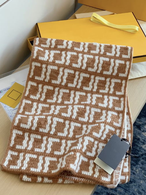 Designer scarf female new letter neck imitation cashmere double-sided fashion warm European and American style
Designer scarf female new letter neck imitation cashmere double-sided fashion warm European and American style