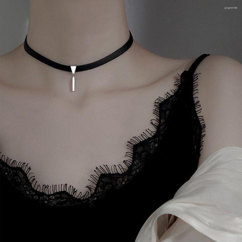 Choker Korean Simple Ladies PU Leather Clavicle Chain Luxurious Necklace Word Black Cool Ribbon Temperament White Pendant Jewelry Gift
Choker Korean Simple Ladies PU Leather Clavicle Chain Luxurious Necklace Word Black Cool Ribbon Temperament White Pendant Jewelry Gift