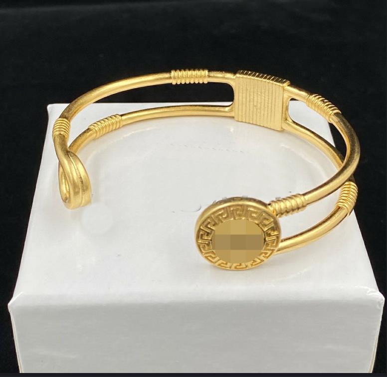 Fashion new designed Pendants Cuba thick chain bracelet Banshee Medusa head portrait 18K gold plated women's ladies Hiphop bangle Designer Jewelry Gifts
Fashion new designed Pendants Cuba thick chain bracelet Banshee Medusa head portrait 18K gold plated women's ladies Hiphop bangle Designer Jewelry Gifts