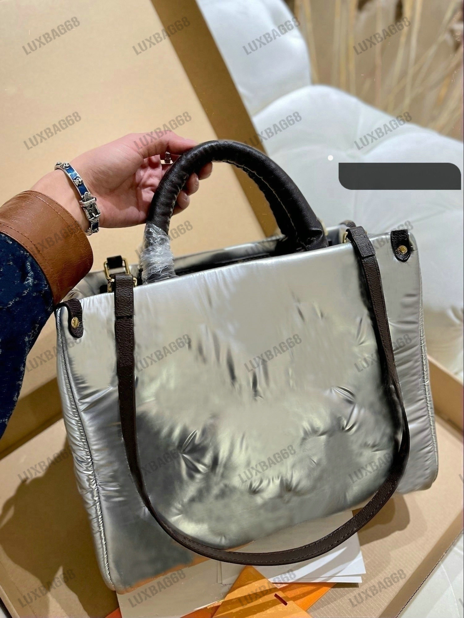 Winter Ski Pillow ONTHEGO GM MM Tote Bag M21053 Puffer On The Go Shoulder Bag Silvery Padded Recycled metallic Nylon Handbag Fall/Winter 2022 Monograms Purse, 01
Winter Ski Pillow ONTHEGO GM MM Tote Bag M21053 Puffer On The Go Shoulder Bag Silvery Padded Recycled metallic Nylon Handbag Fall/Winter 2022 Monograms Purse, 01