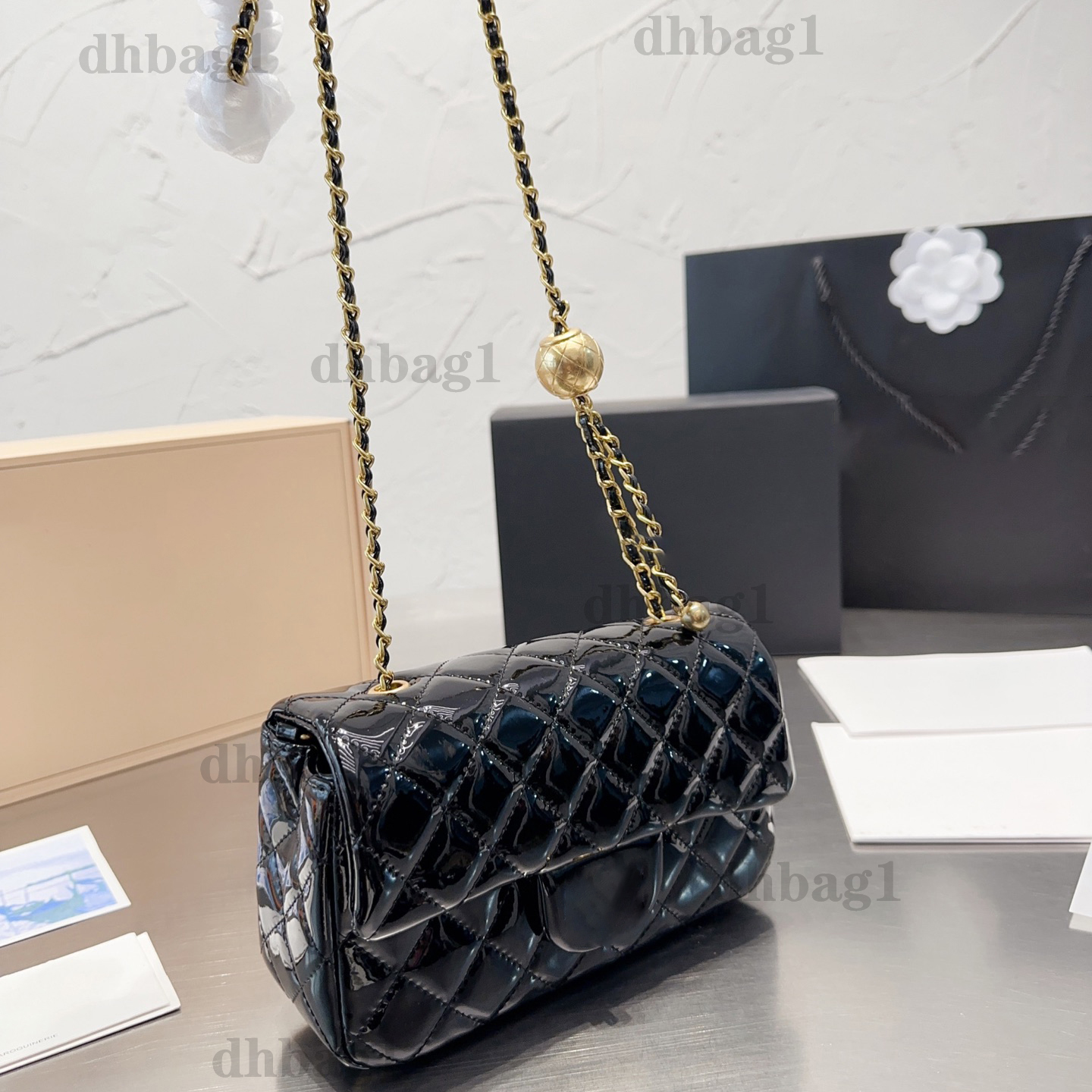 2022 Classical Designer Flap Square Golden Ball Bag Patent Leather Adjustable Metal Leather Chain Black Original Hardware Crossbody Shoulder Tote Handbags 20cm
2022 Classical Designer Flap Square Golden Ball Bag Patent Leather Adjustable Metal Leather Chain Black Original Hardware Crossbody Shoulder Tote Handbags 20cm