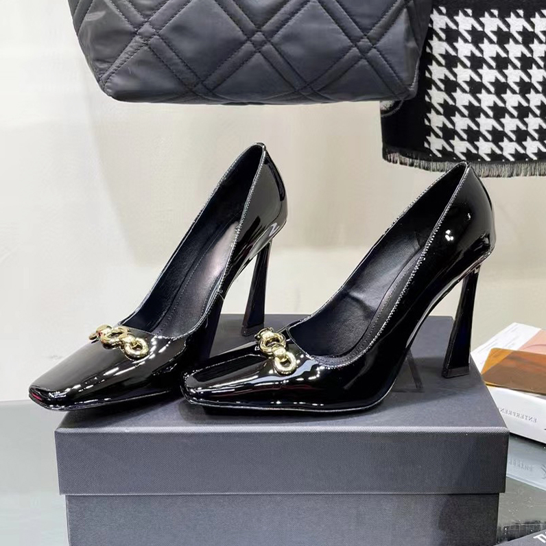Black patent leather lady Dress Shoes thick heel square head chain decoration shallow high shoes Luxury designer banquet party Office&CareerWeddingShoes 35-43
Black patent leather lady Dress Shoes thick heel square head chain decoration shallow high shoes Luxury designer banquet party Office&CareerWeddingShoes 35-43