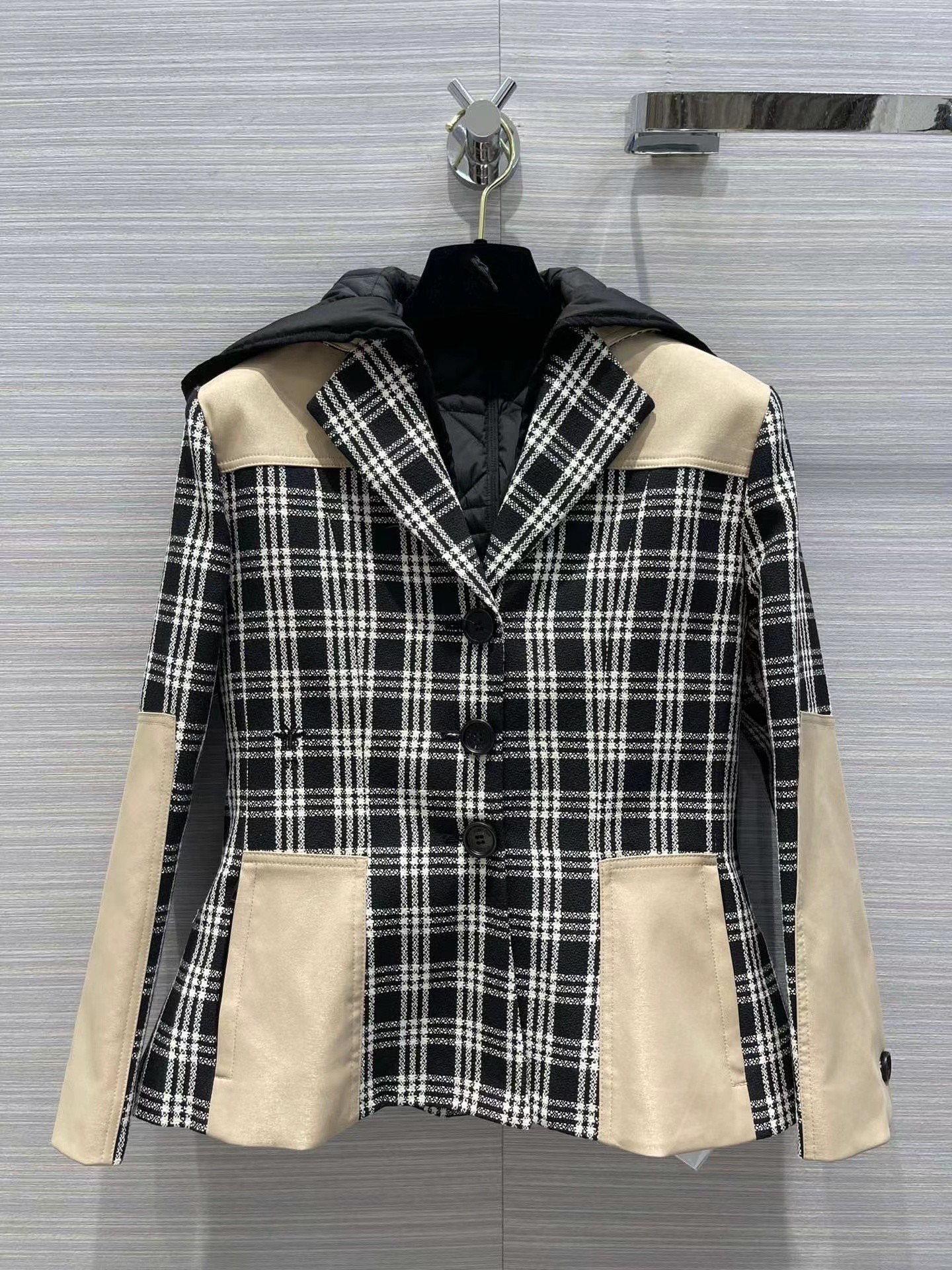 Milan Runway Jackets 2022 Autumn Winter Lapel Neck Long Sleeve Plaid Women' coats Designer Coats Brand Same Style Outerwear 1101-10, Contrast color 
Milan Runway Jackets 2022 Autumn Winter Lapel Neck Long Sleeve Plaid Women' coats Designer Coats Brand Same Style Outerwear 1101-10, Contrast color