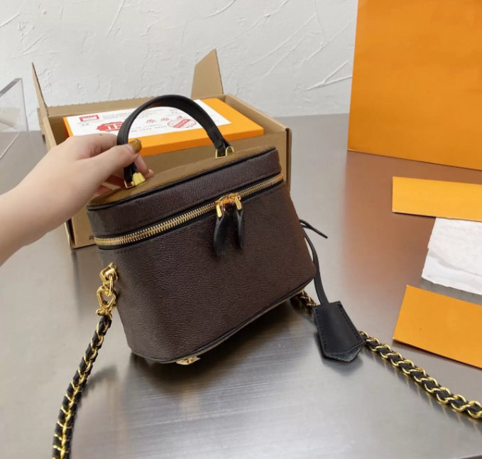 Shoulder Bag Classic Ladies Portable Makeup bags Cosmetic Case Men Handbag Crossbody Wallet Spring and Autumn Series Backpack with Box, #1
Shoulder Bag Classic Ladies Portable Makeup bags Cosmetic Case Men Handbag Crossbody Wallet Spring and Autumn Series Backpack with Box, #1