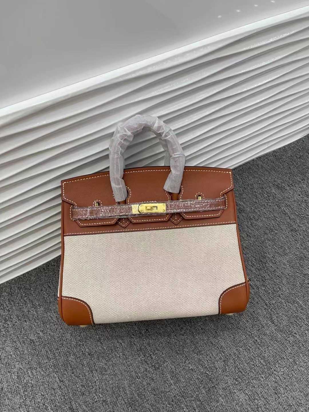 h bag Designer bag Birkins H ermese Handbags Small design portable messenger Autumn and winter small 2022 new style fashionable versatile high-grade, Black cloth with leather 25cm
h bag Designer bag Birkins H ermese Handbags Small design portable messenger Autumn and winter small 2022 new style fashionable versatile high-grade, Black cloth with leather 25cm
