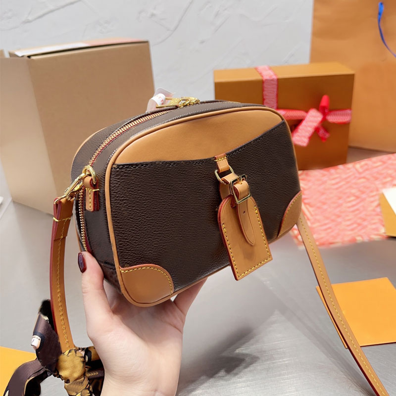 Fashion Deauville Camera Bag Old Flower Shoulder Crossbody Bags Brand Letters Cowhide Trim Zipper Closure Gold Hardware Removable Strap 21cm
Fashion Deauville Camera Bag Old Flower Shoulder Crossbody Bags Brand Letters Cowhide Trim Zipper Closure Gold Hardware Removable Strap 21cm