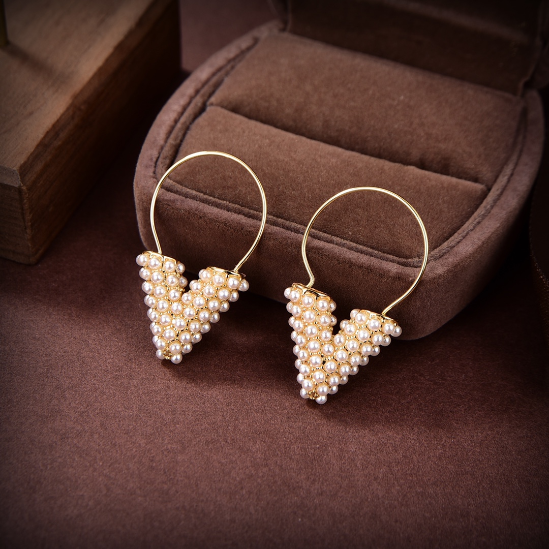 Luxury Charm Womens Premium Full Pearl Gold Earring Designer Stud Earring Brand V Letter Design Earrings Fashion Jewelry
Luxury Charm Womens Premium Full Pearl Gold Earring Designer Stud Earring Brand V Letter Design Earrings Fashion Jewelry